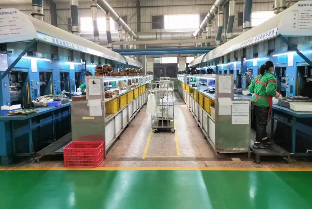 传统制鞋行业面临劳动密集，工序复杂等问题